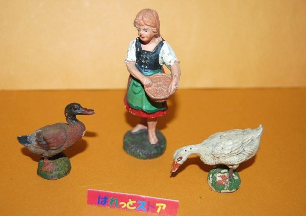 画像1: ドイツ ハウザー社 ヴィンテージ・フィギュア・Elastolin Composition figures consisting of ducks and Farm girl 【1939年製品】