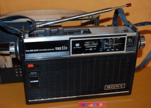 追加の写真1: ソニー SOLID STATE THE 11シリーズ ICF-1100D 3バンド(FM＆SW＆AM) 10石ラジオ 1971年( 11月)型マイク機能付き　ACアダプター＆純正キャリングケース付き 