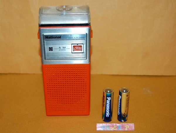 画像1: 松下電器 Model No. R-61 ミニライト付きＡＭラジオ受信機 オレンジ　1983年