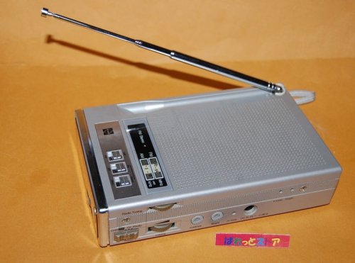 追加の写真3: 松下電器・TR-1020 FM/AM 2-BANDラジオ内蔵 マイクロテレビ受像機1.5インチブラウン管・1982年発売・銀色