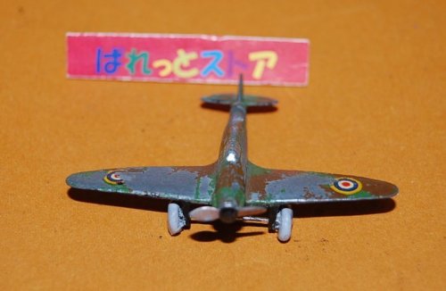 追加の写真1: 英国Dinky Toys No.62h Hawker Hurricane Fighter 初版・車輪付バージョン・迷彩塗装　1938年・当時物