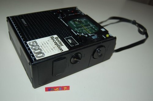 追加の写真2: ソニー　Model No.ICF-5600 スカイセンサー5600　FM/AM/SW 3 バンド ラジオ受信機・1974年製・肩かけハンディーベルト付き