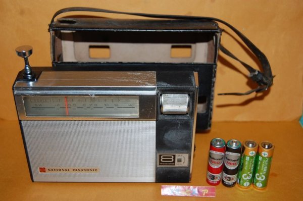 画像1: 松下電器産業・Model No.R-225 "Panasonic Eight" 2-Band 8-Transistor Radio receiver　1967年・日本製・純正革ケース付き 
