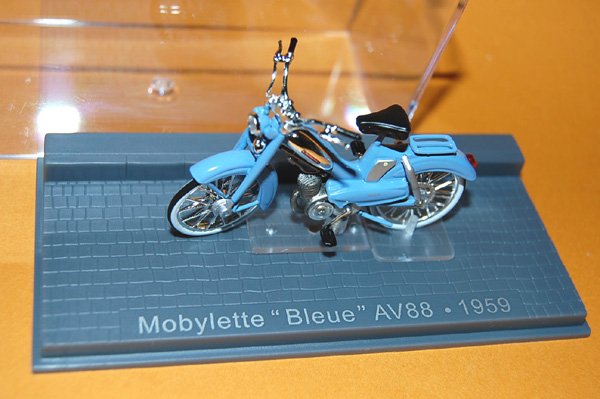 画像1: Altaya Editions - IXO 縮尺1/24 MOBYLETTE BLUE AV88 1959年式モベット・2006年製品・未使用