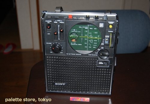 追加の写真3: ソニー　Model No.ICF-5600 スカイセンサー5600　FM/AM/SW 3 バンド ラジオ受信機・1974年日本製・キャリングベルト＆ソニー製DC6V電源アダプター付