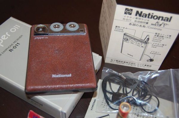 画像1: 松下電器・R-011 AM IC+5石トランジスタラジオ受信機『ペッパー』イヤホン式・日本製・1978年発売品
