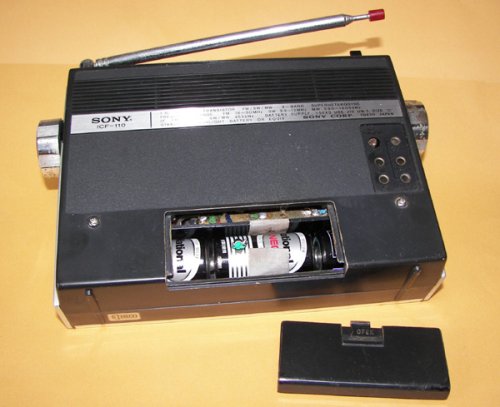 追加の写真3: ソニー　MODEL ICF-110 FM/SW/MW 3BAND RADIO 1969年型 黒革ケース付　