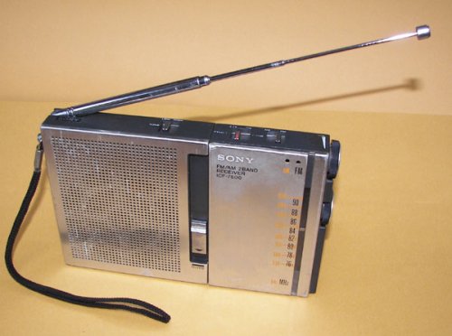 追加の写真2: ソニー MODEL ICF-7500 スピーカー着脱式 11石トランジスタ 2バンド(FM/AM) ラジオ受信機 1976年製 【1977年グッドデザイン賞】