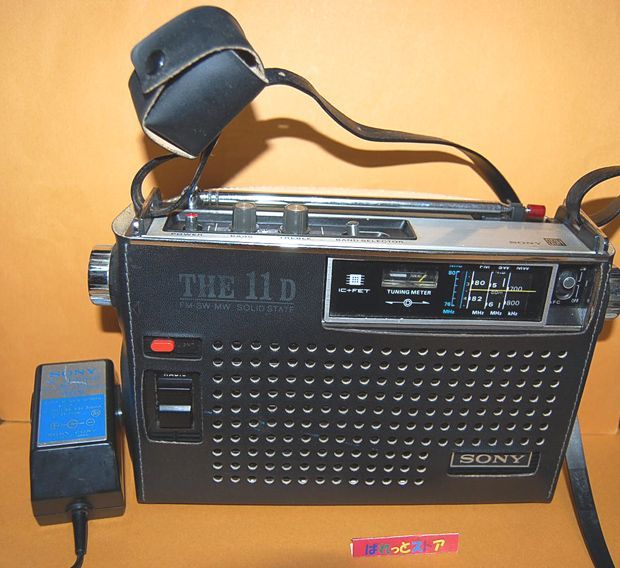 ソニー SOLID STATE THE 11シリーズ ICF-1100D 3バンド(FM＆SW＆AM) 10石ラジオ 1971年( 11月)型　ACアダプター＆純正キャリングケース付き