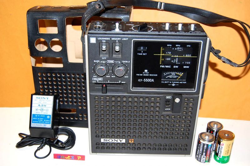 SONY スカイセンサー5500A　1974年型　（ICF-5500A　FM/AM/SW 3 BAND RECEIVER） SONY純正ACアダプター、レザーケース＆肩掛ショルダー付