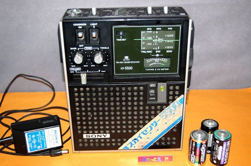 ソニー・ICF-5500　スカイセンサーFM/AM/SW 3 BAND RECEIVER） 1972年・日本製・ソニー純正AC100V電源アダプター付き