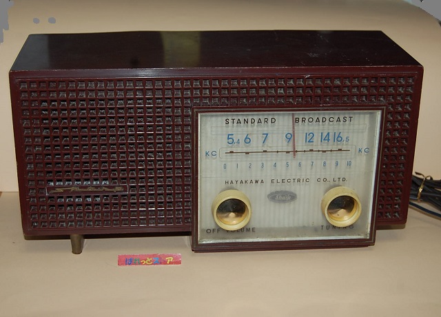 早川電機工業　SHARP・5球スーパー真空管式ラジオ受信機　5M-82型 中波放送　1956年発売・日本製