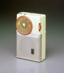 画像: 1957年、世界最小のトランジスタラジオと言われ東通工（ソニー）TR- 63型