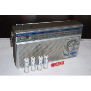 画像: 松下電器・NATIONAL RF-557 FM/AM 中型ポータブル・乾電池+ACコンセント両用使用可能・1979年台湾製