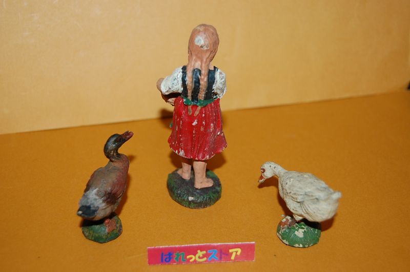 画像: ドイツ ハウザー社 ヴィンテージ・フィギュア・Elastolin Composition figures consisting of ducks and Farm girl 【1939年製品】