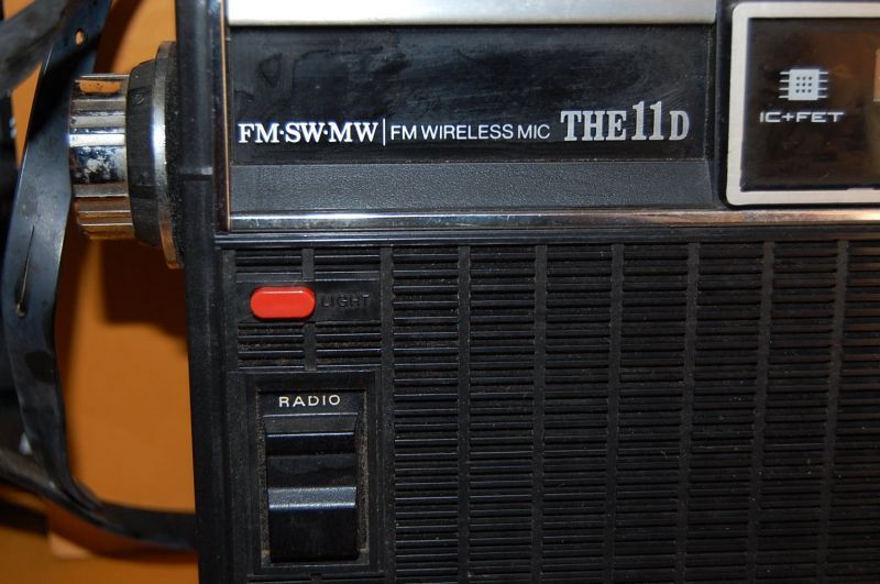 画像: ソニー SOLID STATE THE 11シリーズ ICF-1100D 3バンド(FM＆SW＆AM) 10石ラジオ 1971年( 11月)型マイク機能付き　ACアダプター＆純正キャリングケース付き 