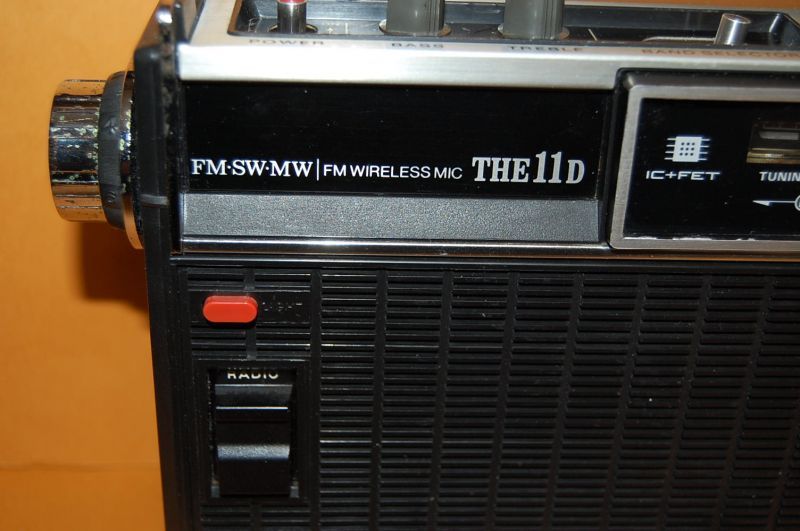 画像: ソニー SOLID STATE THE 11シリーズ ICF-1100D 3バンド(FM＆SW＆AM) 10石ラジオ 1971年( 11月)型マイク機能付き　純正黒ケース付き 