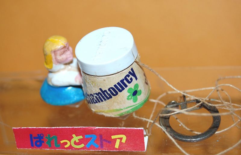 画像1: フランス・chambourcy yogurt女の子「テクテク」動くミニチュア人形キーフォルダー