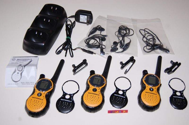 画像: 【AC充電器付き】 米国・MOTOROLA ”Talkabout 2-Way Radios” T8510 充電バッテリー＆乾電池両用 トランシーバー 3台セット 2007年製