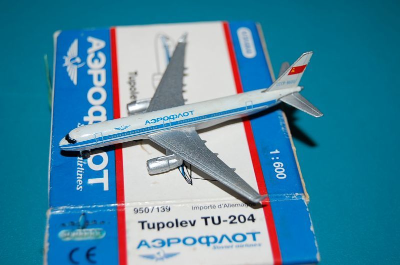 画像: ドイツ・SCHABAK社製No.950/139 縮尺1/600 "Aeroflot Russian Airlines" Tupolev TU-204 1989 ソ連国旗