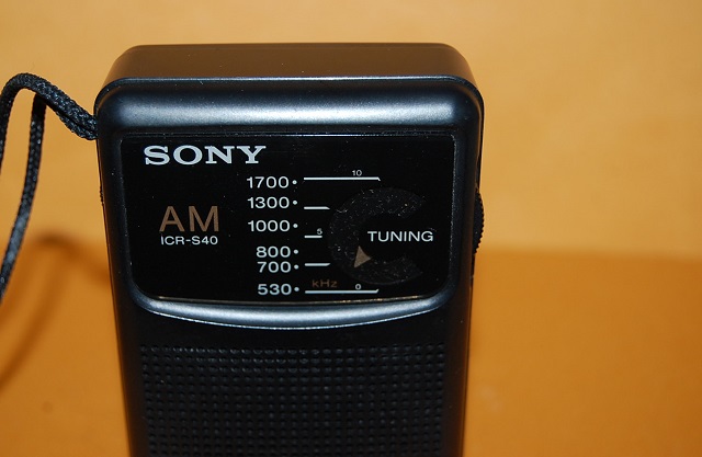 画像: ソニー・ICR-S40　AM専用 使いやすい手のひらサイズラジオ・イヤホン付き・ブラックカラー・1991年日本製