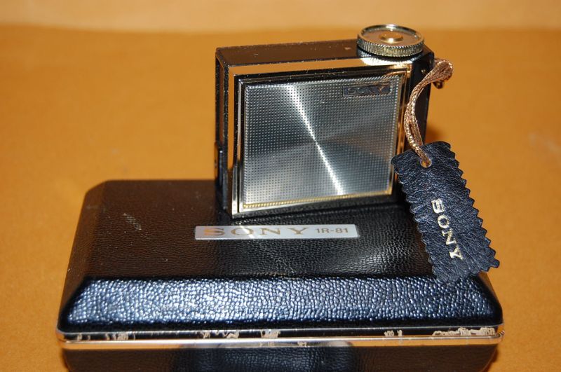 画像: ソニー Model No.1R-81 ８石トランジスターマイクロ・サイズ AMラジオ受信機 1966年製・専用コンパクトケース付き