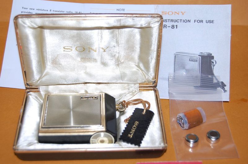 画像: ソニー Model No.1R-81 ８石トランジスターマイクロ・サイズ AMラジオ受信機 1966年製・専用コンパクトケース付き