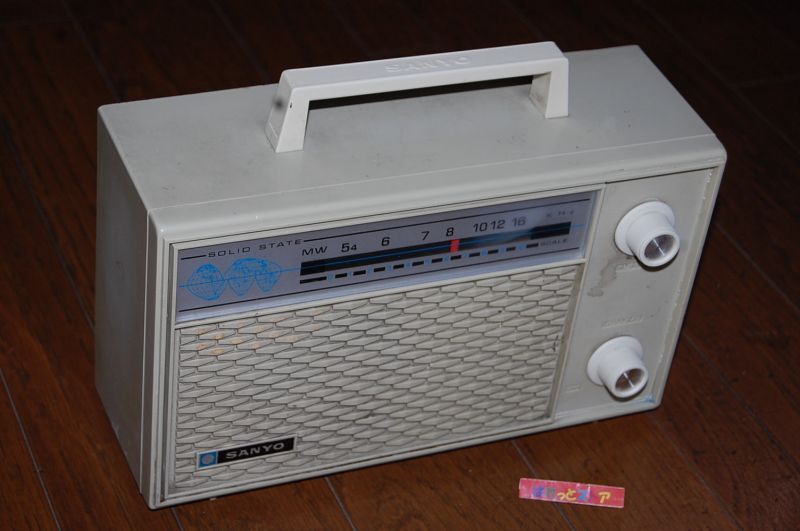 画像2: 三洋電機 Model 6C-120 　AM 6石トランジスター・　ハンディタイプのテーブルラジオ・1969年　日本製