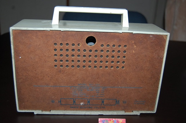 画像3: 三洋電機 Model 6C-120 　AM 6石トランジスター・　ハンディタイプのテーブルラジオ・1969年　日本製