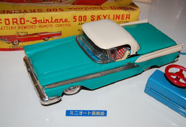 画像: 懐かしのブリキ自動車 米澤玩具／クラグスタンNo.40101・電動リモコン式・Ford Fairlane 500 Skyliner・1959年当時物・日本製・元箱付き 