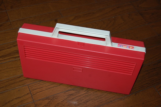 画像: 東芝・MODEL-GP-70 SOLID STATE （トランジスタ式）ステレオ　ポータブルレコードプレーヤー電蓄　1971年・日本製品