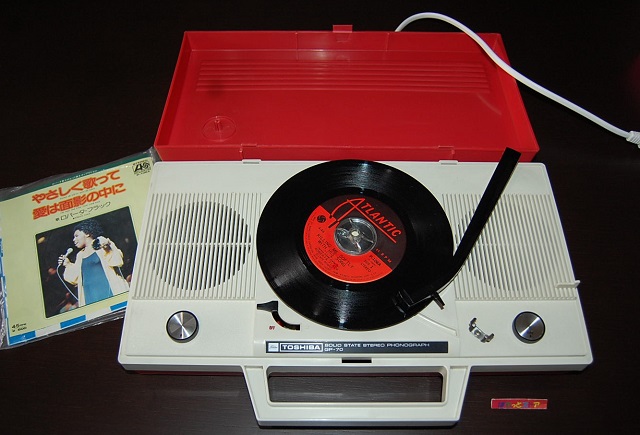 画像: 東芝・MODEL-GP-70 SOLID STATE （トランジスタ式）ステレオ　ポータブルレコードプレーヤー電蓄　1971年・日本製品