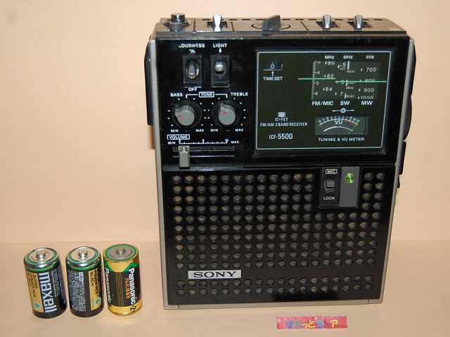 画像: SONY スカイセンサー5500　1972年製（ICF-5500　FM/AM/SW 3 BAND RECEIVER） 日本製　SONY純正ブラック革製ケース付き