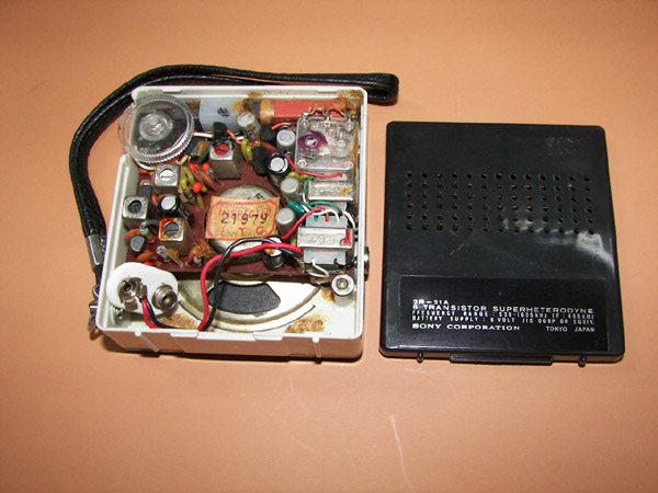 画像: ソニー　2R-21A型ラジオ1969年式 【SONY MODEL 2R-21A】ブラック／ホワイト