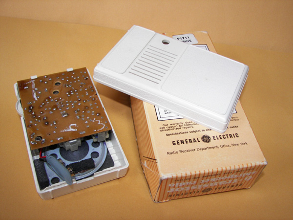 画像: General Electric　Model-P1711 6石 Shirtpocket Portable Radio 1966年型 白色 【不動品】