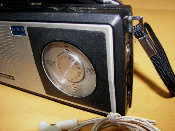 画像: ナショナル　Ｒ－２０１　7石トランジスター+1ダイオードラジオ　1970年型・後期版