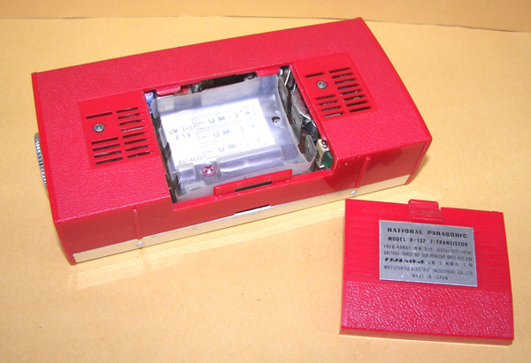 画像: 松下電器産業  National Panasonic MODEL R-137 AM RADIO　1967年型