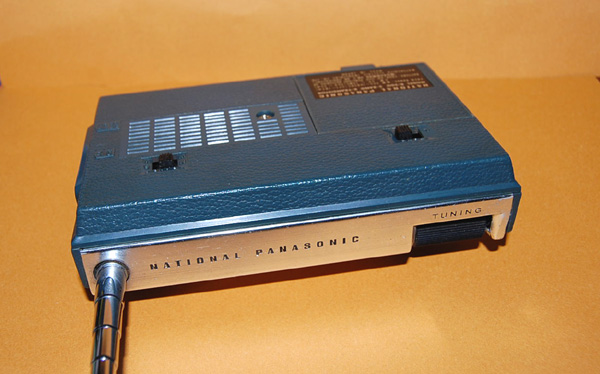 画像: 松下電器 NATIONAL PANASONIC　Model：R-200. 「パナソニック　エイト」 2バンド 8石トランジスターラジオ　1967年製