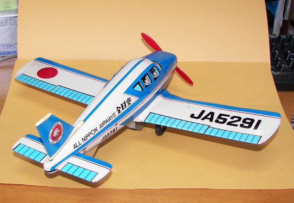 画像: 全日空 All Nippon Airways 飛行練習機 PiperNavajo （1969年の国産ブリキ）