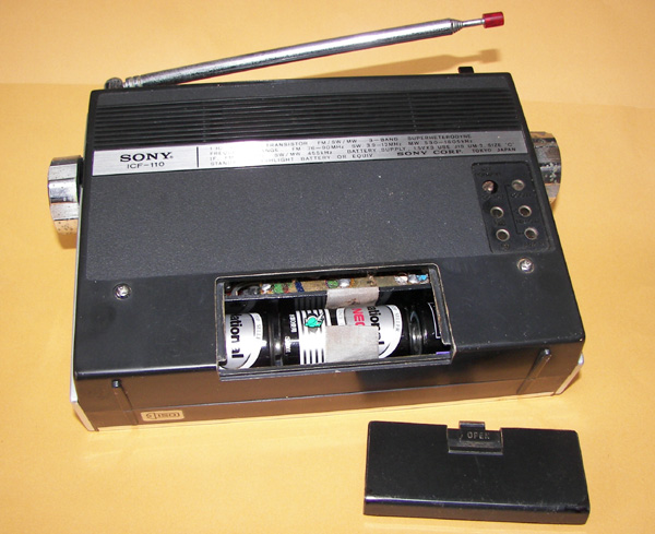 画像: ソニー　MODEL ICF-110 FM/SW/MW 3BAND RADIO 1969年型 黒革ケース付　