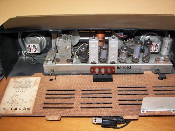 画像: 東芝　かなりや J（卓上型）２バンド・２スピーカー付　真空管ラジオ　1962年型 -Toshiba Model-Kanaria-J/ 6ZL-609, 1962